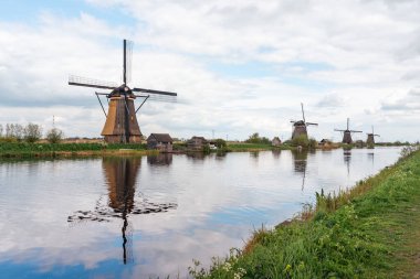 Kinderdijk köyünde geleneksel yel değirmenleri ve kanallar