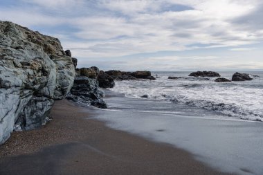 Sahilde granit kayalıklarla büyüleyici bir kıyı manzarası.