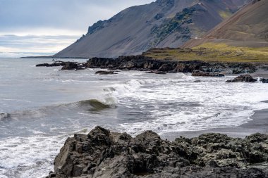 Kayalar ve deniz dalgalarıyla İzlanda 'daki büyüleyici Atlantik kıyıları