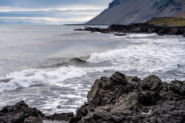 Kayalar ve deniz dalgalarıyla İzlanda 'daki büyüleyici Atlantik kıyıları