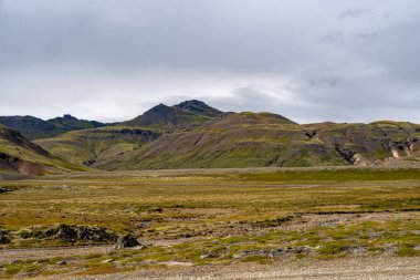 İzlanda 'da bulutlu bir gökyüzünün altındaki büyüleyici dağlar.