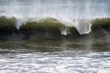Kuzey Atlantik 'ten gelen deniz dalgaları İzlanda' nın güney kooperatifini vuruyor