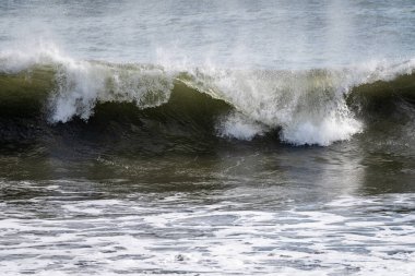 Kuzey Atlantik 'ten gelen deniz dalgaları İzlanda' nın güney kooperatifini vuruyor