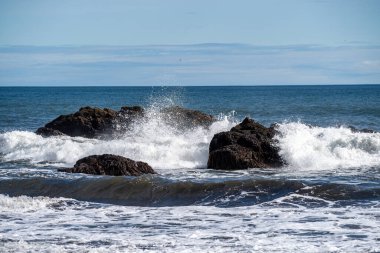 Kuzey Atlantik 'ten gelen okyanus dalgalarıyla dolu güzel bir manzara.