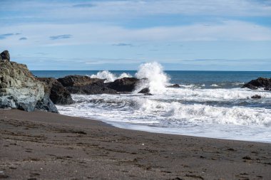 Kuzey Atlantik 'ten gelen okyanus dalgalarıyla dolu güzel bir manzara.
