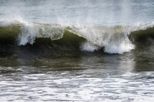 Kuzey Atlantik 'ten gelen deniz dalgaları İzlanda' nın güney kooperatifini vuruyor