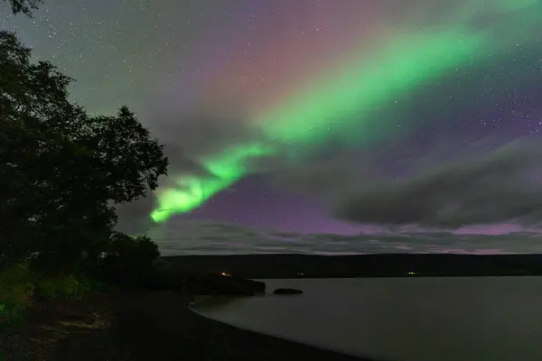 Dağların altındaki kuzey ışığı. İzlanda 'nın güzel doğal manzarası