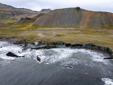 Laekjavik plaj oluşumunun panoraması deniz yığınları kara kum atlantik okyanus kıyısı kulesi doğu fiyortları İzlanda Avrupa