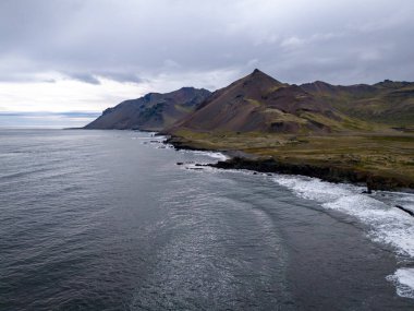 Laekjavik plaj oluşumunun panoraması deniz yığınları kara kum atlantik okyanus kıyısı kulesi doğu fiyortları İzlanda Avrupa