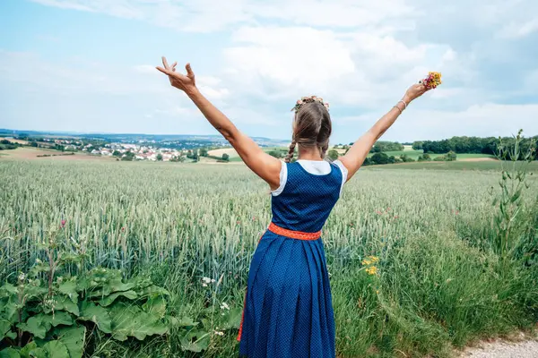 Bavyeralı bir kız ve buğday tarlasında safran bir elbise. Bavyera halk festivalleri, Ekim Festivali ve bahar festivali kavramı