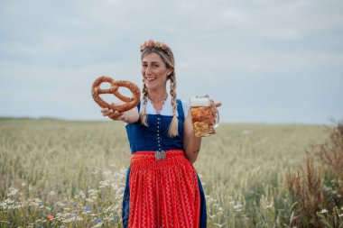 Geleneksel dirsekli, kırmızı önlüklü, gülümseyen genç kadın.