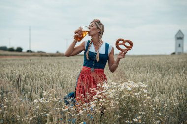 Geleneksel dirsekli, kırmızı önlüklü, gülümseyen genç kadın.