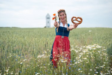 Bavyeralı bir kız ve buğday tarlasında safran bir elbise. Bavyera halk festivalleri, Ekim Festivali ve bahar festivali kavramı