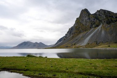 Siyah plajı ve dağları olan güzel İzlanda manzarası Vestrahorn Stoksnes Adaları