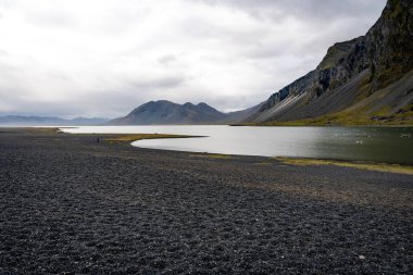 Siyah plajı ve dağları olan güzel İzlanda manzarası Vestrahorn Stoksnes Adaları