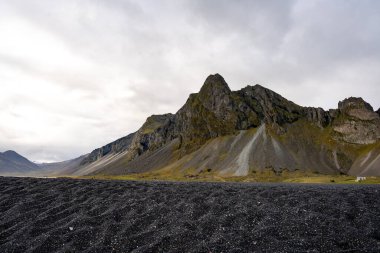 Siyah plajı ve dağları olan güzel İzlanda manzarası Vestrahorn Stoksnes Adaları