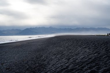 Siyah plajı ve dağları olan güzel İzlanda manzarası Vestrahorn Stoksnes Adaları