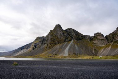 Siyah plajı ve dağları olan güzel İzlanda manzarası Vestrahorn Stoksnes Adaları