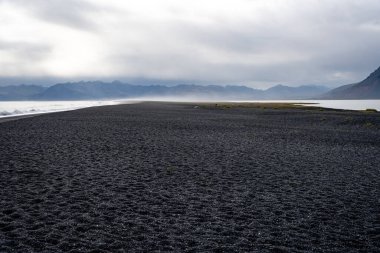 Siyah plajı ve dağları olan güzel İzlanda manzarası Vestrahorn Stoksnes Adaları