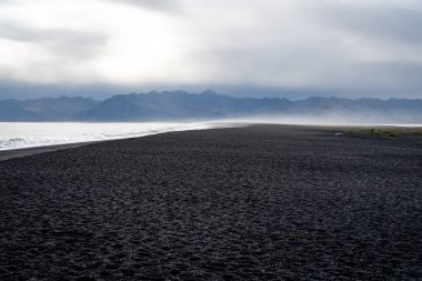 Siyah plajı ve dağları olan güzel İzlanda manzarası Vestrahorn Stoksnes Adaları