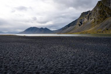 Siyah plajı ve dağları olan güzel İzlanda manzarası Vestrahorn Stoksnes Adaları