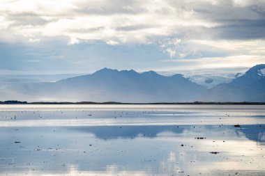 İzlanda Deniz Burnu. İzlanda 'nın güneydoğusundaki Stoksnes' de Vestrahorn İzlanda 'nın muhteşem akşam manzarası. İzlanda, Avrupa. İnanılmaz doğa manzarası. Popüler seyahat yerleri