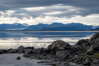 İzlanda Deniz Burnu. İzlanda 'nın güneydoğusundaki Stoksnes' de Vestrahorn İzlanda 'nın muhteşem akşam manzarası. İzlanda, Avrupa. İnanılmaz doğa manzarası. Popüler seyahat yerleri