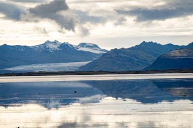 İzlanda Deniz Burnu. İzlanda 'nın güneydoğusundaki Stoksnes' de Vestrahorn İzlanda 'nın muhteşem akşam manzarası. İzlanda, Avrupa. İnanılmaz doğa manzarası. Popüler seyahat yerleri