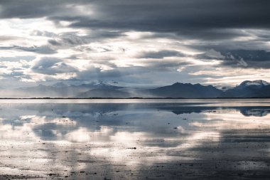 İzlanda Deniz Burnu. İzlanda 'nın güneydoğusundaki Stoksnes' de Vestrahorn İzlanda 'nın muhteşem akşam manzarası. İzlanda, Avrupa. İnanılmaz doğa manzarası. Popüler seyahat yerleri