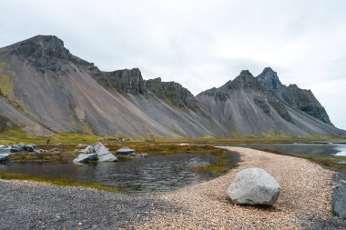 İzlanda Deniz Burnu. İzlanda 'nın güneydoğusundaki Stoksnes' de Vestrahorn İzlanda 'nın muhteşem akşam manzarası. İzlanda, Avrupa. İnanılmaz doğa manzarası. Popüler seyahat yerleri