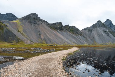 İzlanda, Vestrahorn Dağı 'nın altındaki Stokksnes' deki Viking köyünün hava görüntüsü.