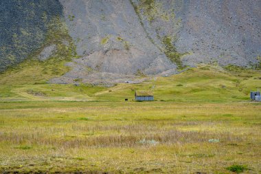 İzlanda, Vestrahorn Dağı 'nın altındaki Stokksnes' deki Viking köyünün hava görüntüsü.