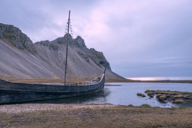 İzlanda, Vestrahorn Dağı 'nın altındaki Stokksnes' deki Viking köyünün hava görüntüsü.