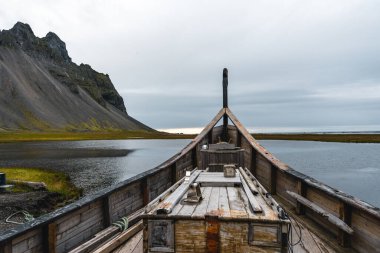 İzlanda, Vestrahorn Dağı 'nın altındaki Stokksnes' deki Viking köyünün hava görüntüsü.