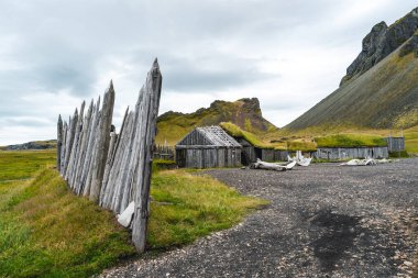 Stoksnes 'de film ayarlamak için kullanılan yapay Viking köyü., 