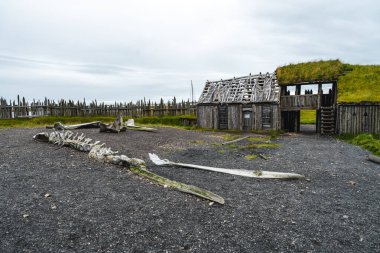 Stoksnes 'de film ayarlamak için kullanılan yapay Viking köyü., 