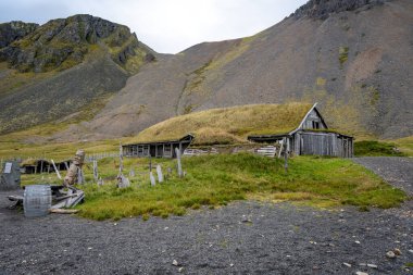 Stoksnes 'de film ayarlamak için kullanılan yapay Viking köyü., 