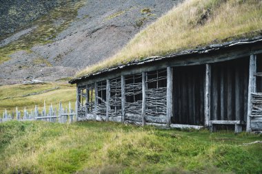 Stoksnes 'de film ayarlamak için kullanılan yapay Viking köyü., 