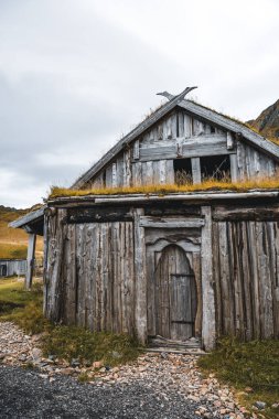Stoksnes 'de film ayarlamak için kullanılan yapay Viking köyü., 
