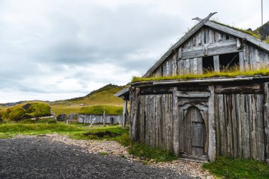 Stoksnes 'de film ayarlamak için kullanılan yapay Viking köyü., 
