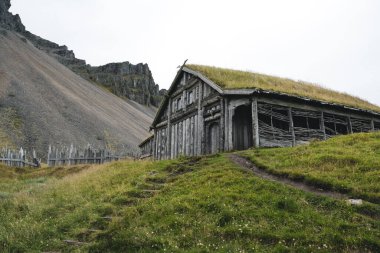 Stoksnes, İzlanda 'da film ayarları için kullanılan yapay Viking köyü.