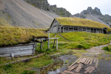 Stoksnes, İzlanda 'da film ayarları için kullanılan yapay Viking köyü.