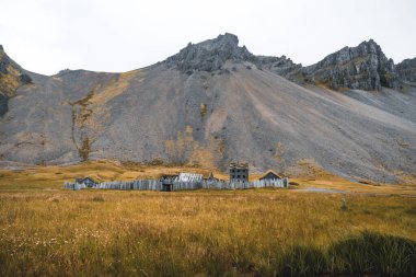 Stoksnes, İzlanda 'da film ayarları için kullanılan yapay Viking köyü.