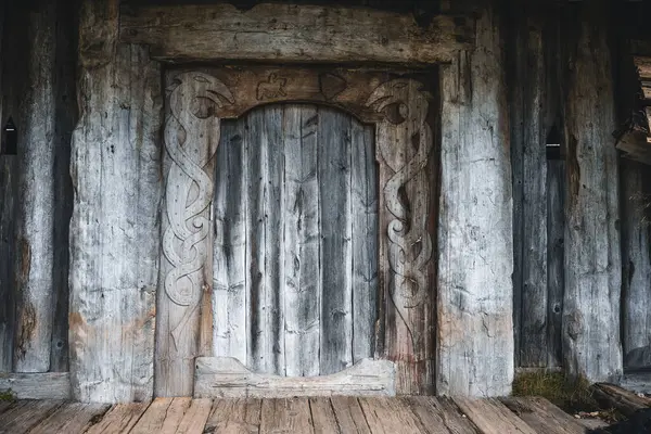 Stoksnes 'de film ayarlamak için kullanılan yapay Viking köyü., 