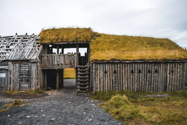 Stoksnes, İzlanda 'da film ayarları için kullanılan yapay Viking köyü.