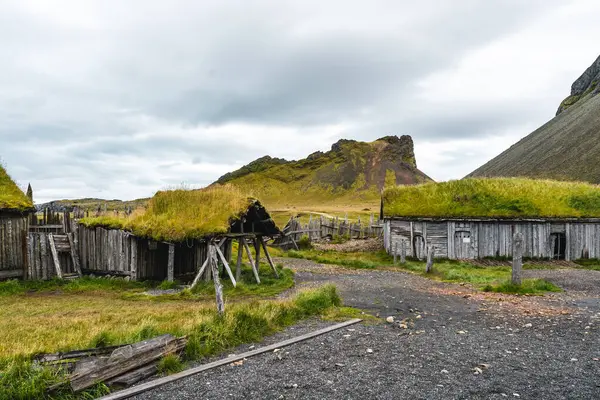 Stoksnes, İzlanda 'da film ayarları için kullanılan yapay Viking köyü.