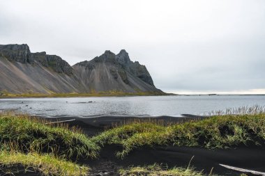 Panorama, Hofn, İzlanda yakınındaki beach Vestrahorn Sıradağları ve Stokksnes. Tanımlanamayan bir fotoğrafçı sahne yakalar.