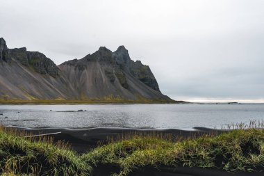 Panorama, Hofn, İzlanda yakınındaki beach Vestrahorn Sıradağları ve Stokksnes. Tanımlanamayan bir fotoğrafçı sahne yakalar.