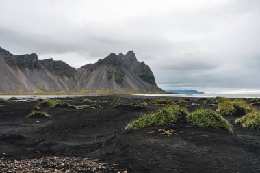 Panorama, Hofn, İzlanda yakınındaki beach Vestrahorn Sıradağları ve Stokksnes. Tanımlanamayan bir fotoğrafçı sahne yakalar.