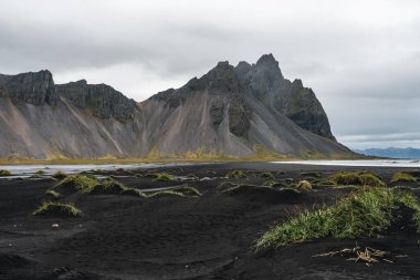 Panorama, Hofn, İzlanda yakınındaki beach Vestrahorn Sıradağları ve Stokksnes. Tanımlanamayan bir fotoğrafçı sahne yakalar.